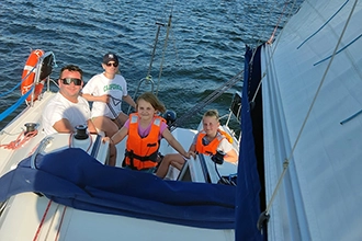 Połączenie nauki żeglarstwa i rodzinnego wypoczynku to świetne rozwiązanie na aktywny urlop!